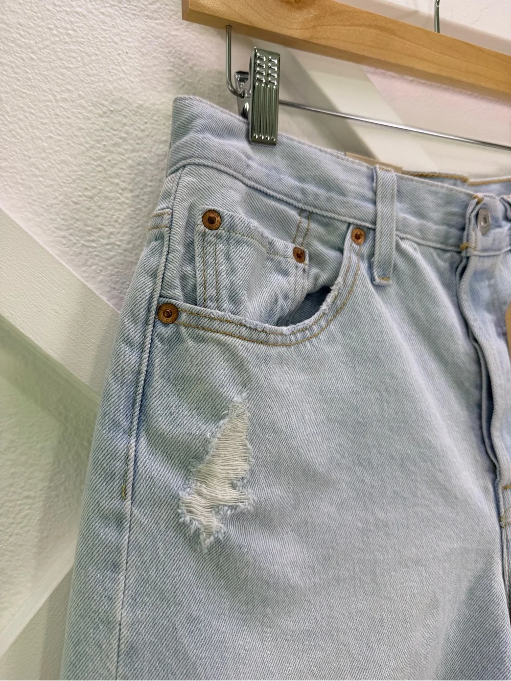 NWT Levi’s 501 Mid Thigh Women's Shorts Light Wash Distressed Size 28